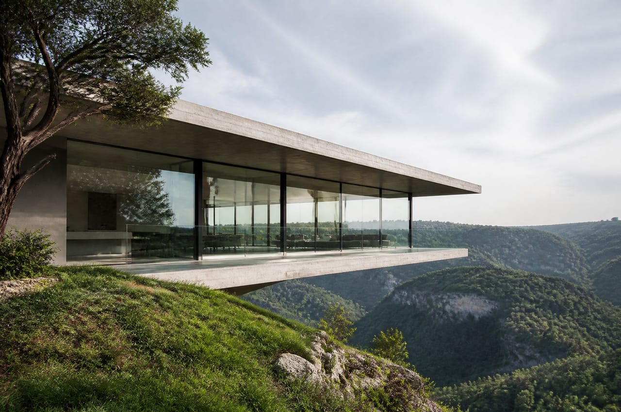 Villa du Lac : Cette villa offre une architecture audacieuse avec une vue dégagée sur le lac.